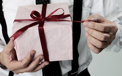 Россияне практически перестали брать займы на покупку подарков к мужскому празднику